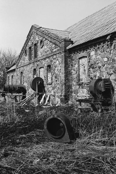 Gulbinėnų dvaro ansamblis. Klėtis – ne dvaro laikotarpio pastatas. Vido Dulkės nuotrauka, 9 dešimtmetis